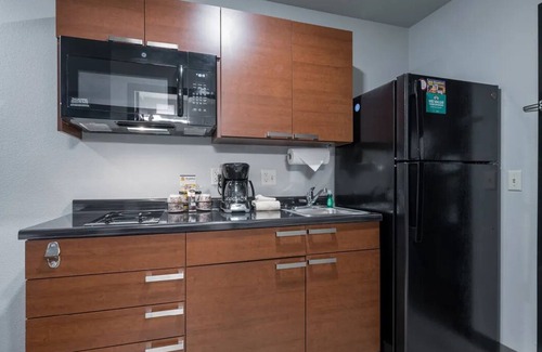 Gleneagle Hotel | Modern Room with Kitchen and Pet-Friendly Features - Near Pikes Peak