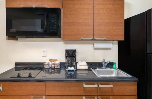 Gleneagle Hotel | Modern Room with Kitchen and Pet-Friendly Features - Near Pikes Peak