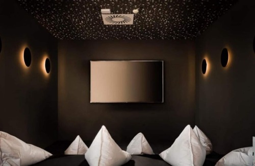 Milagrosa Apartment | Modern Room with High-Speed Wi-Fi in Pamplona