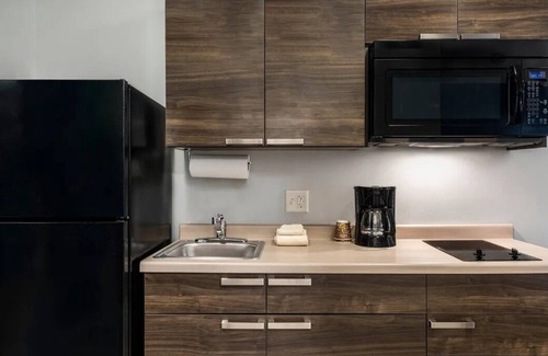 Wilkes East Hotel | Modern Room with Kitchen Near Oregon Museum of Science and Industry