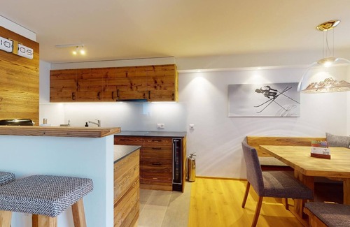 Silvaplana Apartment | Modern rustic-style 3½-room flat on the first floor, lift.