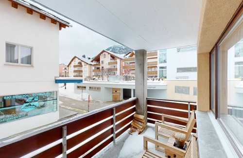 Silvaplana Apartment | Modern rustic-style 3½-room flat on the first floor, lift.