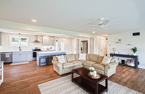 Aspers House | Modern, secluded home on an apple orchard with mountain views near Gettysburg