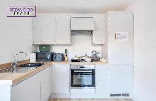Basingstoke Apartment | Modern Serviced Apartments For Contractors & Families with Free Parking, WiFi & Netflix By Redwood Stays