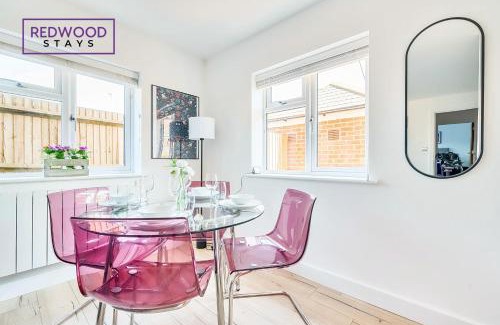 Basingstoke Apartment | Modern Serviced Apartments For Contractors & Families with Free Parking, WiFi & Netflix By Redwood Stays
