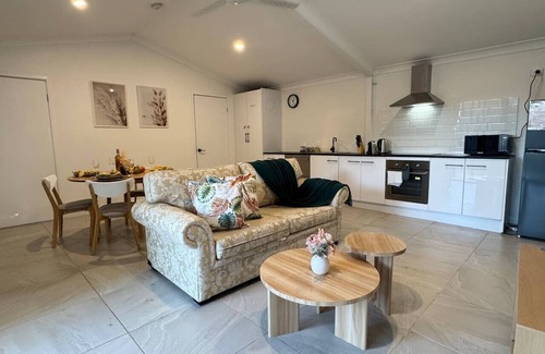 Belmont House | Modern Simplicity Granny Flat @Belmont