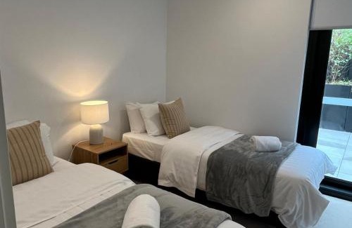 Box Hill Apartment | Modern & Spacious 2 Bed 2 Bath Apartment with Parking