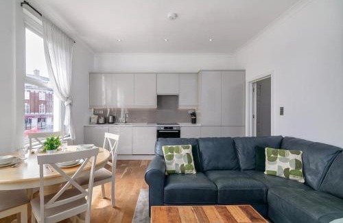 Mortlake Apartment | Modern Spacious 2 Bedroom Flat near Richmond Park