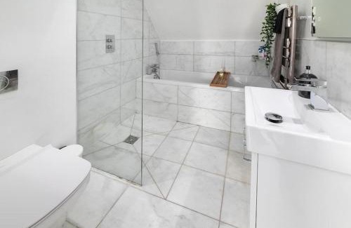 Mortlake Apartment | Modern Spacious 2 Bedroom Flat near Richmond Park