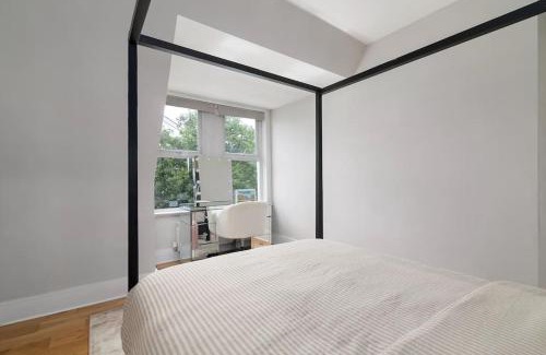 Mortlake Apartment | Modern Spacious 2 Bedroom Flat near Richmond Park