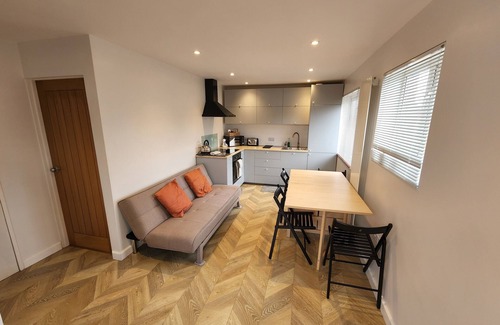 Guildford House | Modern, spacious 3BR home in Guildford, sleeps 8