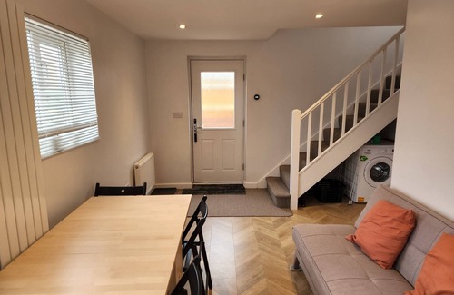 Guildford House | Modern, spacious 3BR home in Guildford, sleeps 8