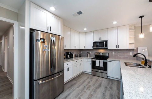 Lincoln Heights House | Modern Spacious 4 Bedroom House minutes to Uptown Charlotte, Family friendly