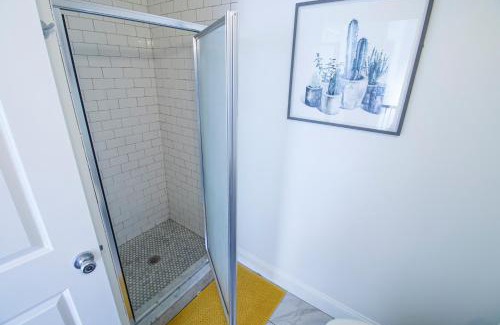 Roxbury Apartment | Modern & Spacious 4-Bedroom Apartment in Roxbury