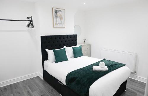 Liverpool House | Modern & Spacious, 4 BR , 9ppl FREE WIFI & Parking