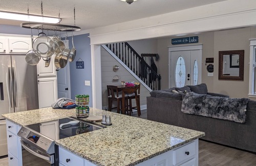 Nashport House | Modern & spacious 5-bedroom home w/jacuzzi - minutes from the lake!