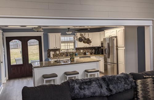 Nashport House | Modern & spacious 5-bedroom home w/jacuzzi - minutes from the lake!