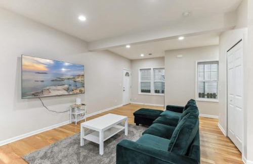 Lyn-Lake House | Modern Spacious 5 Bed 4 Bath Home Near Downtown