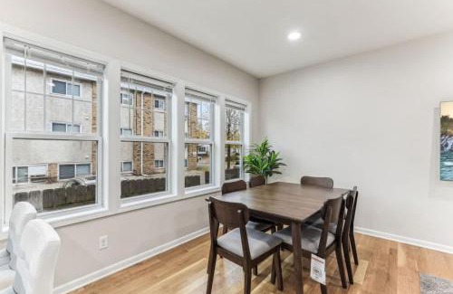 Lyn-Lake House | Modern Spacious 5 Bed 4 Bath Home Near Downtown