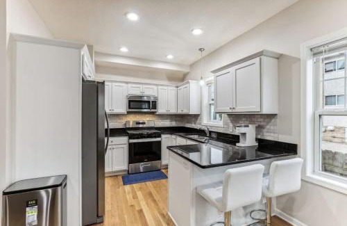 Lyn-Lake House | Modern Spacious 5 Bed 4 Bath Home Near Downtown