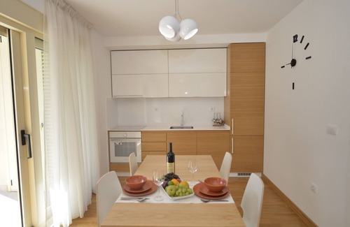 Skaljari Apartment | Modern, spacious apartment near the Old town with a beautiful view