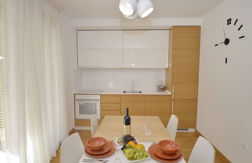 Skaljari Apartment | Modern, spacious apartment near the Old town with a beautiful view