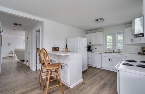 Clayton Apartment | Modern & Spacious Clayton Apt - Near Water & Shops