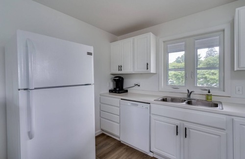 Clayton Apartment | Modern & Spacious Clayton Apt - Near Water & Shops