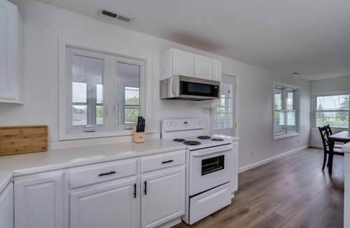 Clayton Apartment | Modern & Spacious Clayton Apt - Near Water & Shops