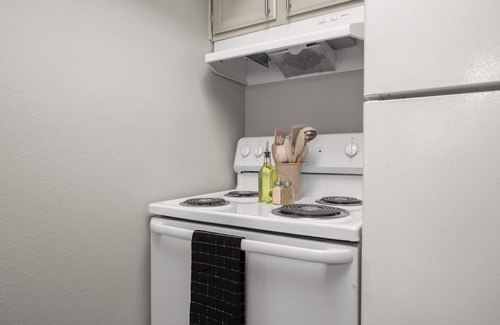 Hancock Apartment | Modern Stay Near Downtown | Fast Wi-Fi+ Parking