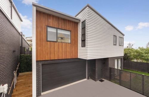 Mount Wellington House | Modern Stay: Near Sylvia Park
