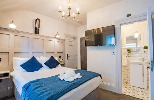 Sutton Cross Apartment | Modern Studio by the Marina