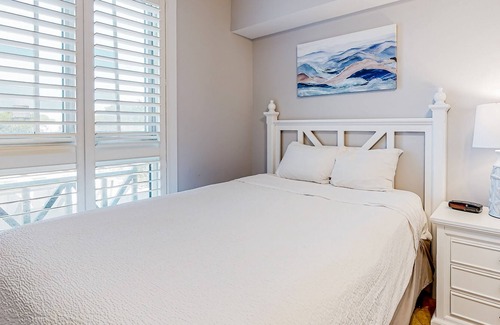 Baytowne Wharf Condo | Modern studio condo with pool, tennis, & golf