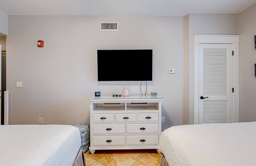 Baytowne Wharf Condo | Modern studio condo with pool, tennis, & golf