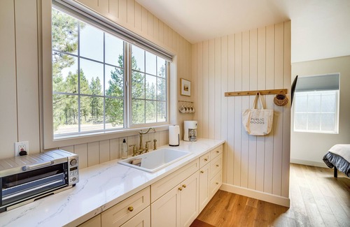 Sunriver Apartment | Modern Studio in Bend ~ 3 Mi to Sunriver Resort!