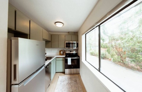 Pine Park Neighborhood Apartment | Modern Studio in Heart of Edmonds