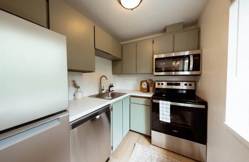 Pine Park Neighborhood Apartment | Modern Studio in Heart of Edmonds