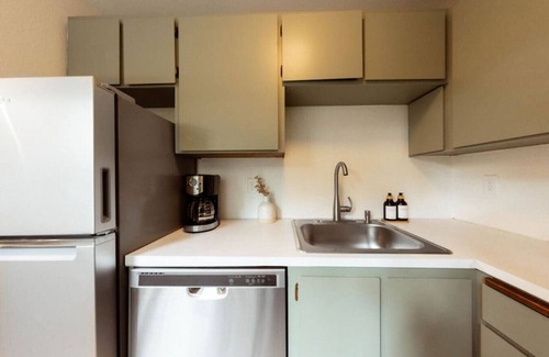 Pine Park Neighborhood Apartment | Modern Studio in Heart of Edmonds