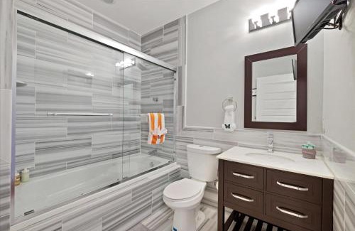 Olde Kensington Apartment | Modern Studio W Rooftop Pool