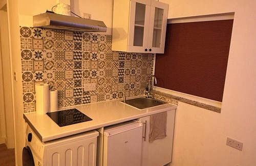 Bow Apartment | Modern Studio with private Bathroom & Kitchenette in 3 bed apartment