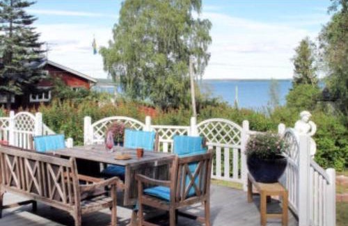 Sodertalje Municipality House | Modern stuga med sjöutsikt