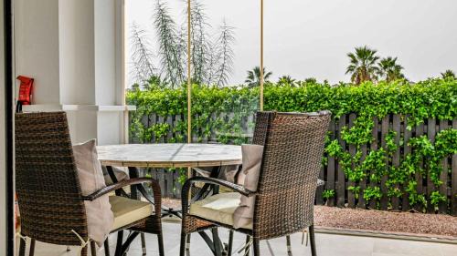 Roldan House | Modern Stunning Townhouse 3 bed 2 bath on La Torre CE51LT