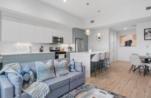 West Congress Apartment | Modern & Stylish 1BR Apartment near SoCo—Sleeps 3