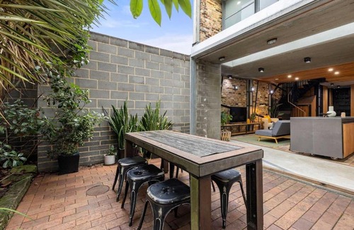 Redfern Apartment | Modern & Stylish 3BR in Redfern