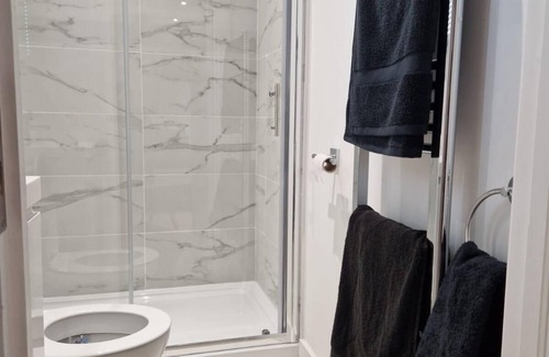 Maidstone Apartment | Modern, stylish and homely studio APT with separate kitchen and bathroom