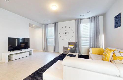 Travis County House | Modern & Stylish Retreat Near Downtown- New Home