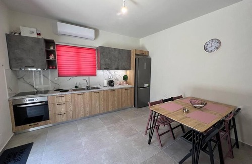 Dhafnes House | Modern Stylist House for Friends