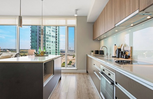 Victoria Park Apartment | Modern Suite Calgary Downtown 5 min walk Stampede