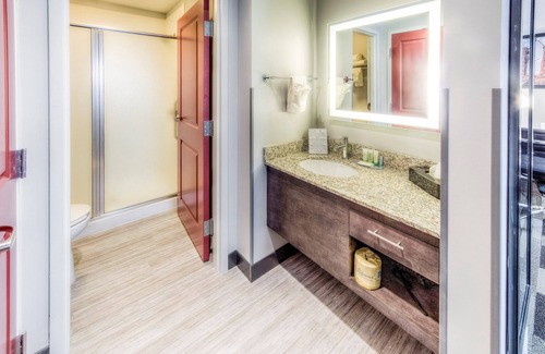 Columbus Apartment | Modern Suite Only 1 Mile from The Ohio State University | Business Center + Heated Indoor Pool