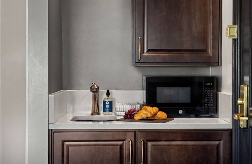 Fillmore District Resort | Modern Suite Surrounded by World-Class Art w/Free WiFi & Breakfast